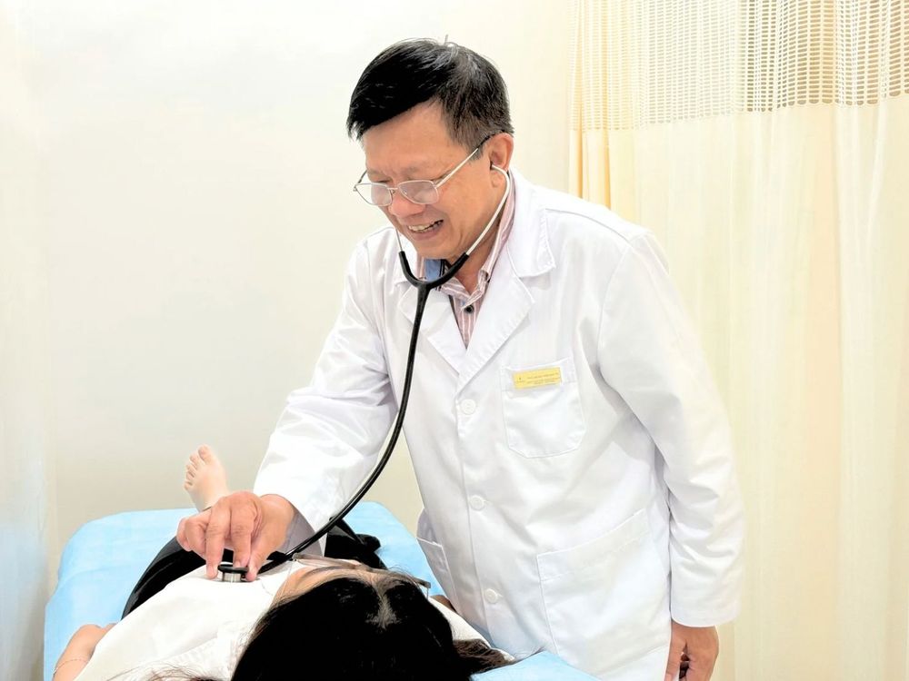 Thầy thuốc Ưu tú, ThS.BSCKII. Trần Hoài Ân đang thăm khám