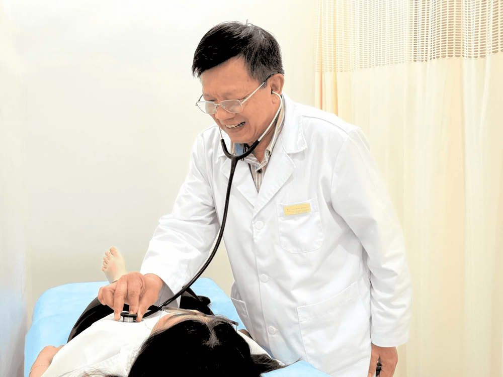 Thầy thuốc Ưu tú, ThS.BSCKII. Trần Hoài Ân đang thăm khám cho bệnh nhân