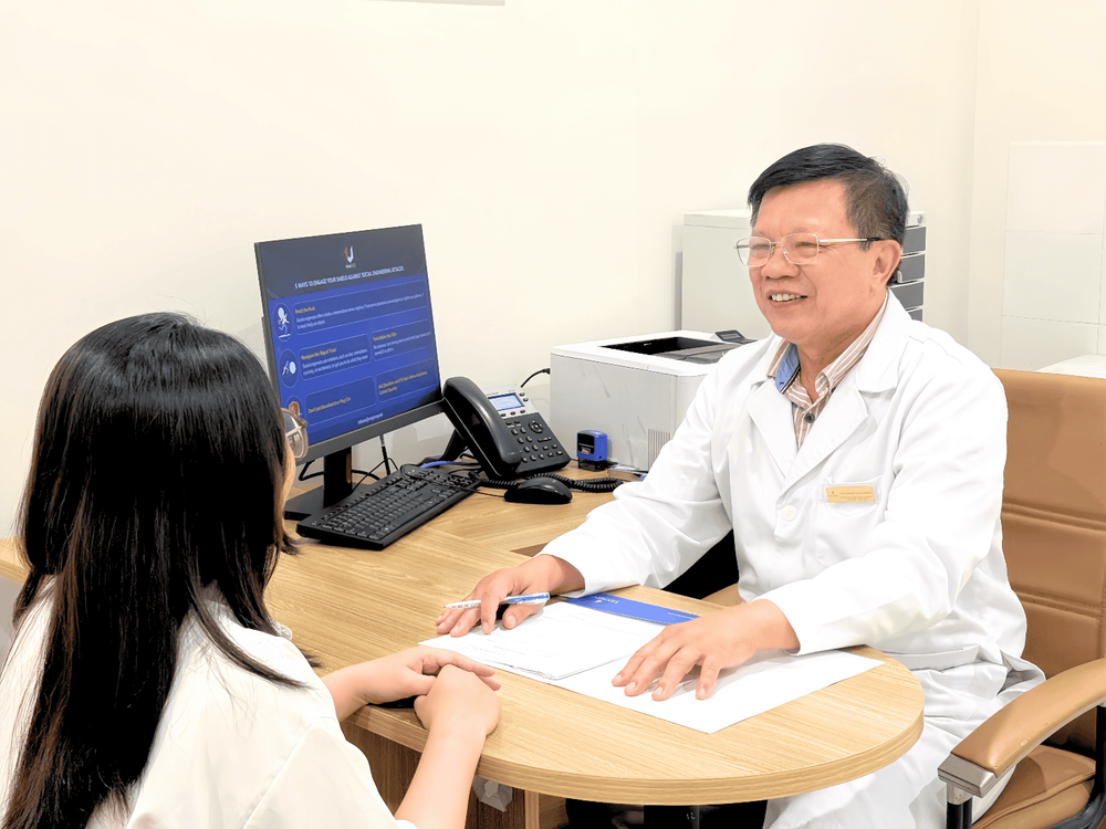 Thầy thuốc Ưu tú, ThS.BSCKII. Trần Hoài Ân đang tư vấn cho bệnh nhân