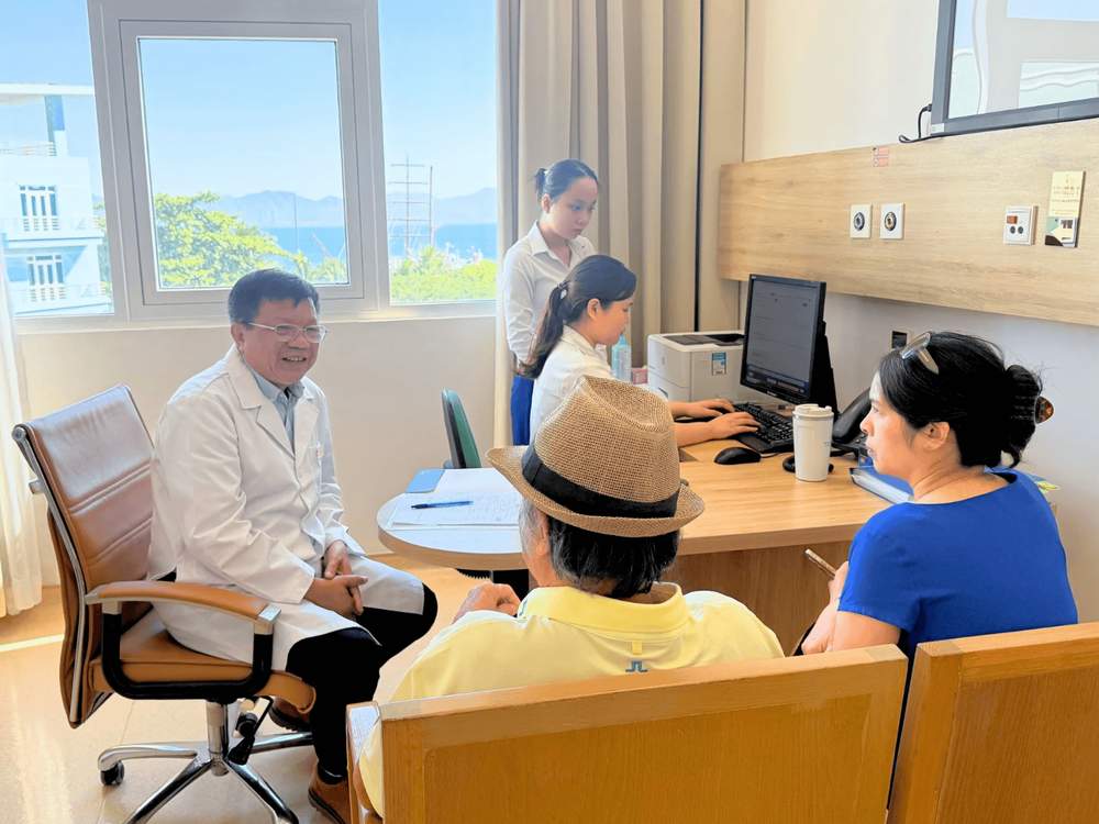 Thầy thuốc Ưu tú, ThS.BSCKII. Trần Hoài Ân đang tư vấn cho bệnh nhân