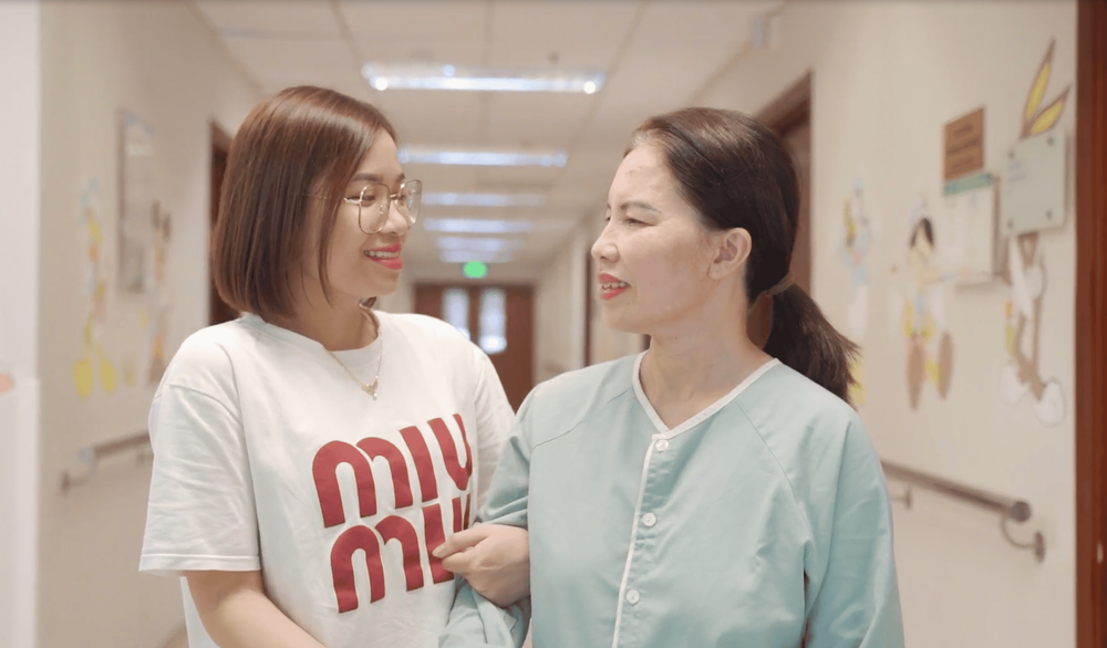 Bệnh nhân vui vẻ trò chuyện cùng con gái sau cuộc đại phẫu u não thành công