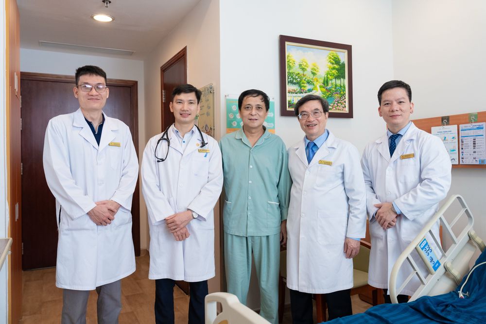 Bệnh nhân Khuê (giữa) sau 2 lần điều trị thành công căn bệnh ung thư cùng Ekip Vinmec Times City