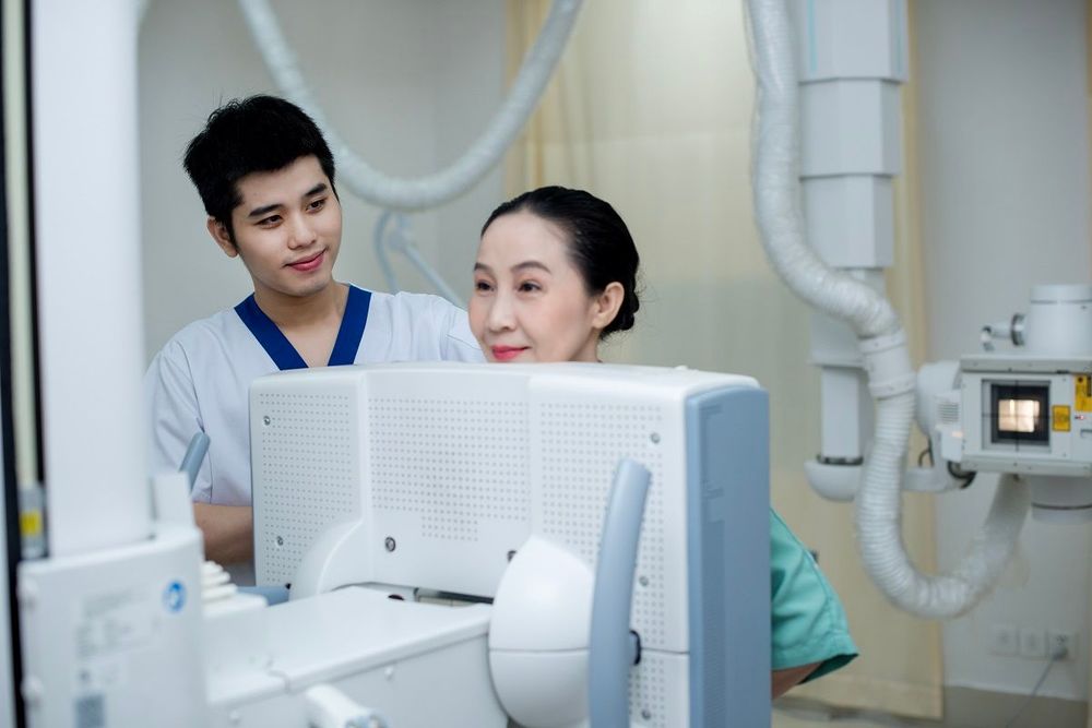 Chụp X-Quang thường được thực hiện sau khi quét DEXA để thu thập thêm các chỉ số cần thiết.