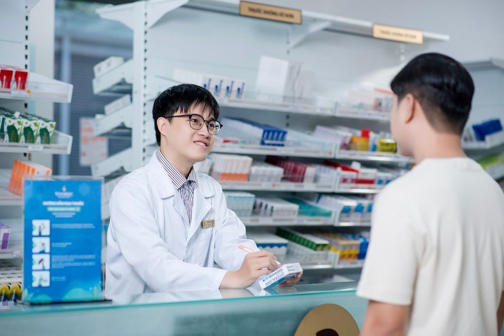 Có thể bổ sung Glucosamine và Chondroitin bên cạnh thuốc giảm đau truyền thống.