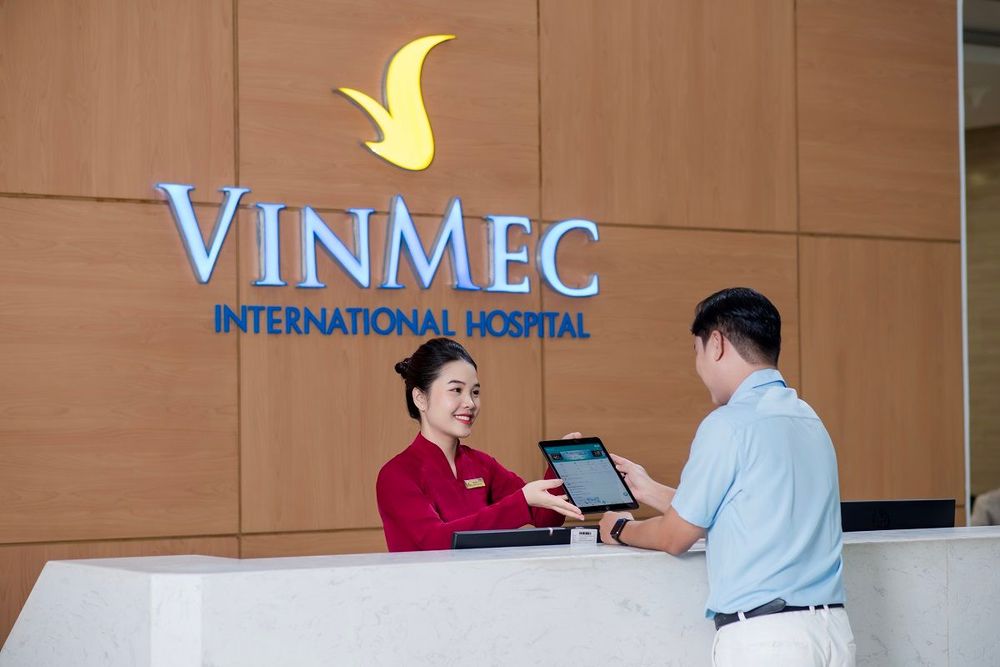 Đến bệnh viện để được bác sĩ kiểm tra, chẩn đoán nếu chân có dấu hiệu sưng đỏ không rõ nguyên nhân.