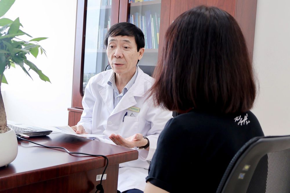 PGS TS BS Phạm Văn Năng đang tư vấn bệnh cho bệnh nhân