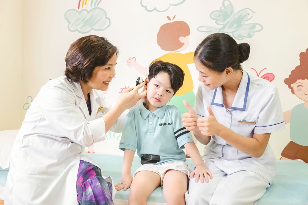 PGS.TS.BS Lê Thị Minh Hương cùng y tá thăm khám cho bệnh nhi