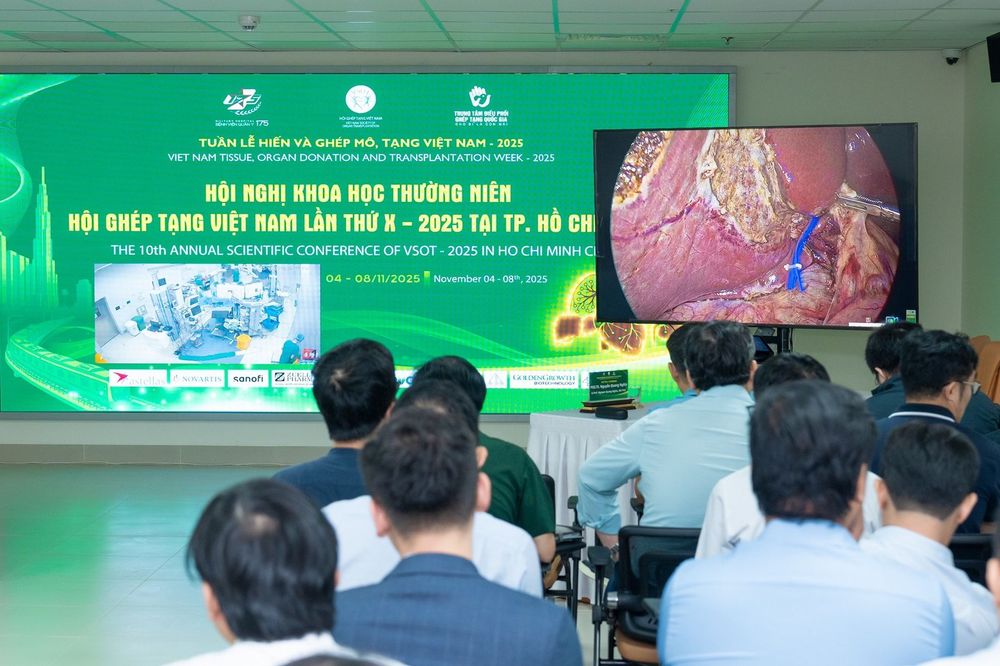 Hội trường trực tiếp ca thị phạm ghép gan của PGS.TS.BS Lê Văn Thành