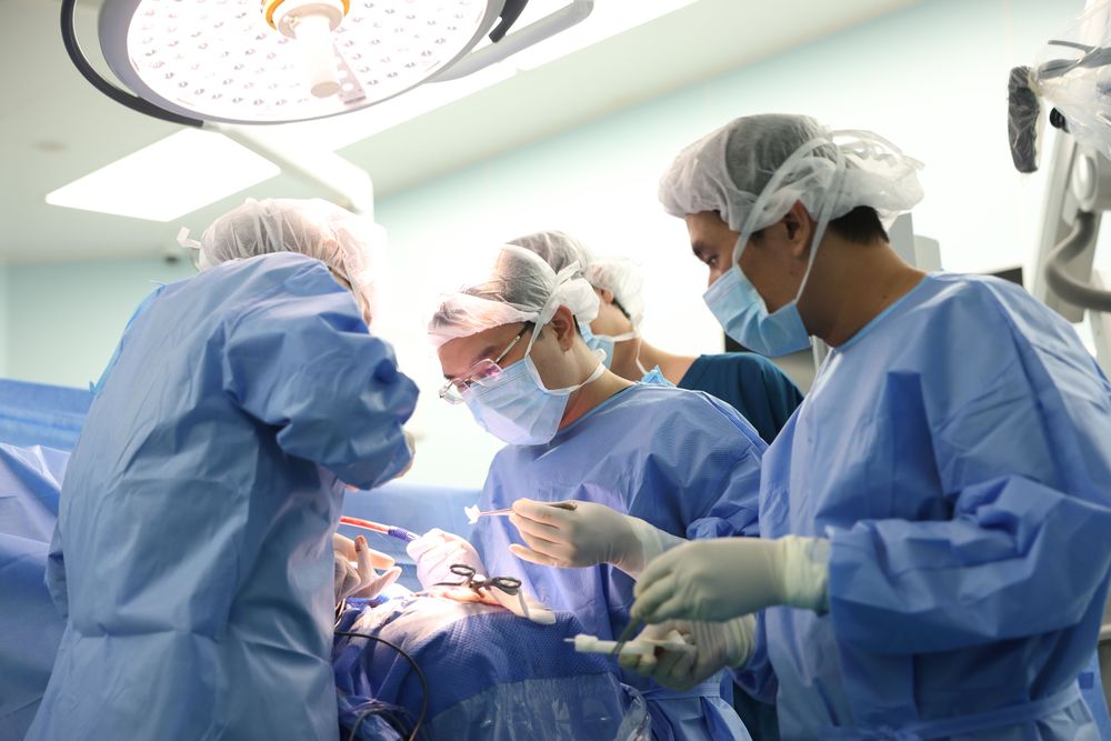 Các bác sĩ trong ca phẫu thuật u não