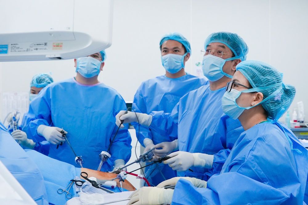 Trong phòng mổ thị phạm ghép gan PGS.TS.BS Lê Văn Thành