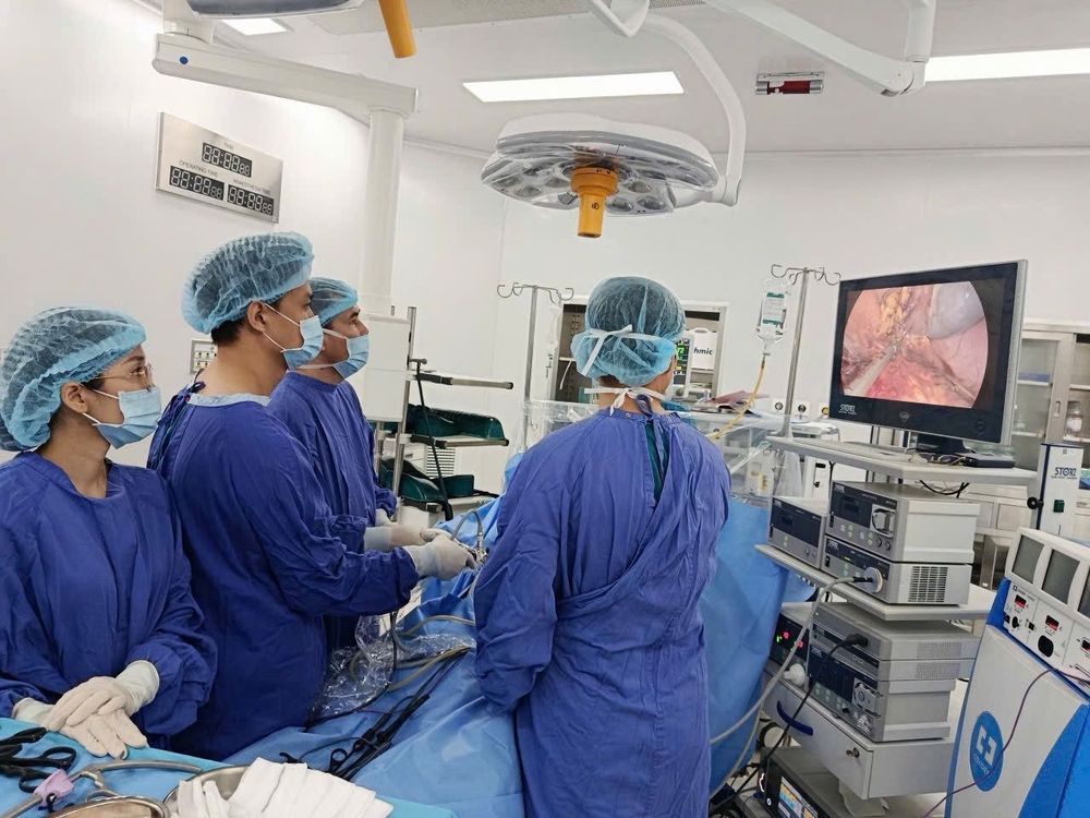 Ekip bác sĩ Phạm Việt Hùng tiến hành phẫu thuật cho chị L.T.T.H