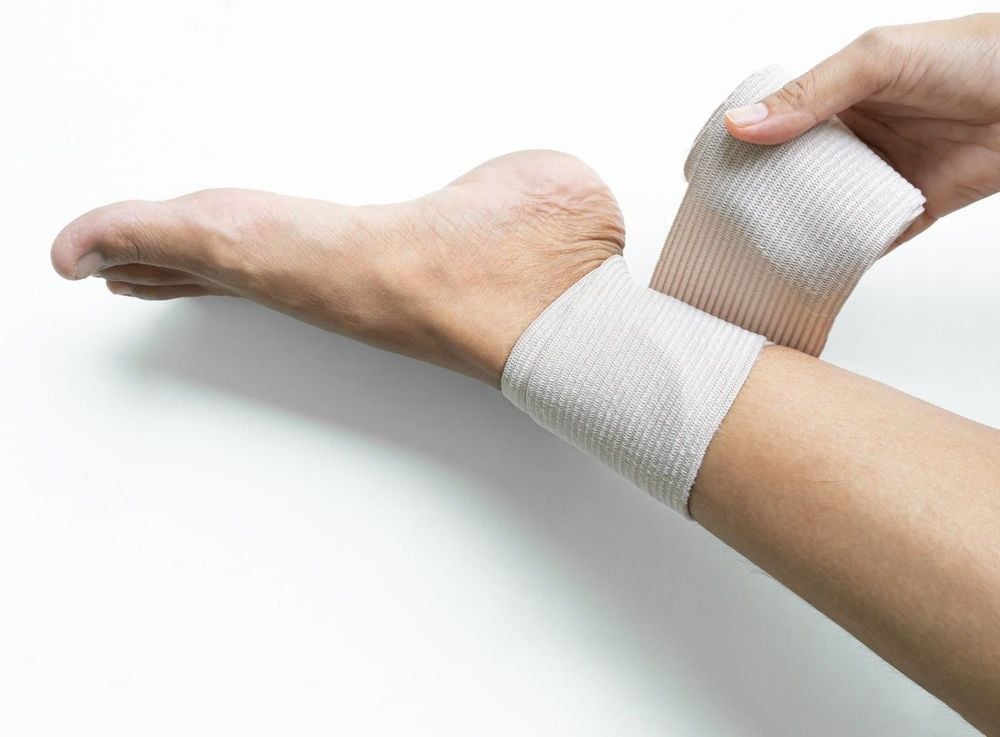 Immobilizing the injured joint with a cloth or elastic bandage 