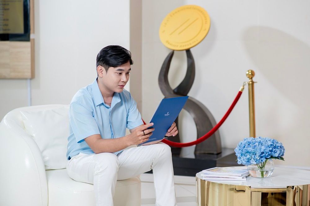 Liên hệ với bác sĩ chuyên khoa để được tư vấn các bài tập giãn cơ chân hiệu quả. 
