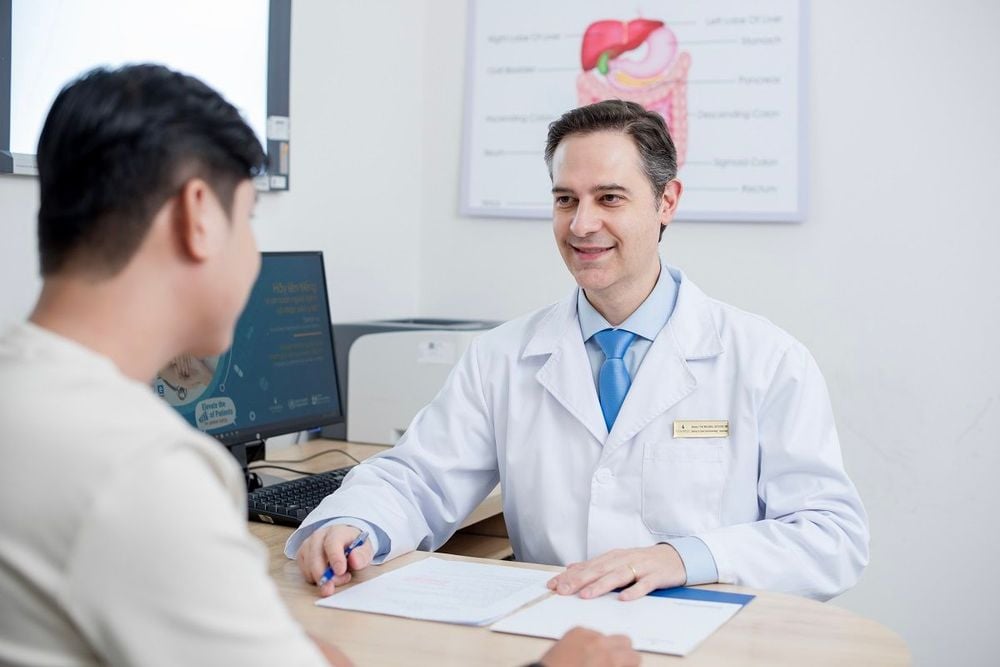 Nên gặp bác sĩ trong trường hợp thường xuyên gặp các triệu chứng nghi ngờ viêm đại tràng.