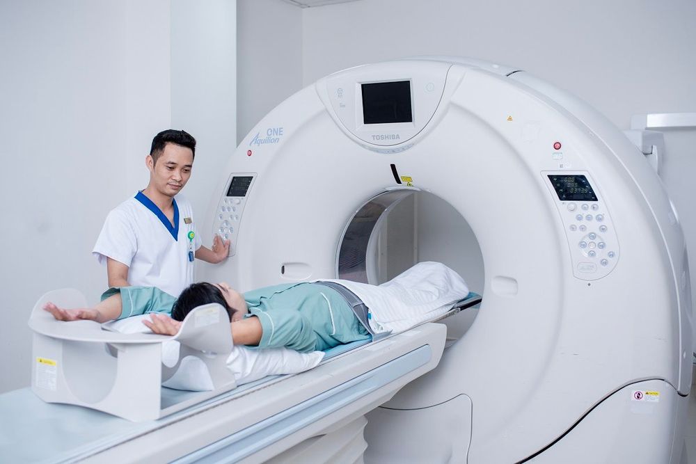 Nếu mắt cá chân bị đau kèm sưng đỏ, người chấn thương nên đến bệnh viện để được chẩn đoán bằng hình ảnh để két quả chính xác hơn.