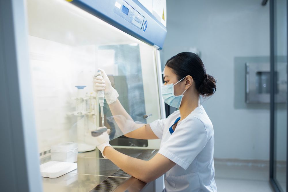 Người bệnh có thể thực hiện xét nghiệm máu để xác định chính xác bản thân có bị dị ứng vỏ tôm cua hay không.