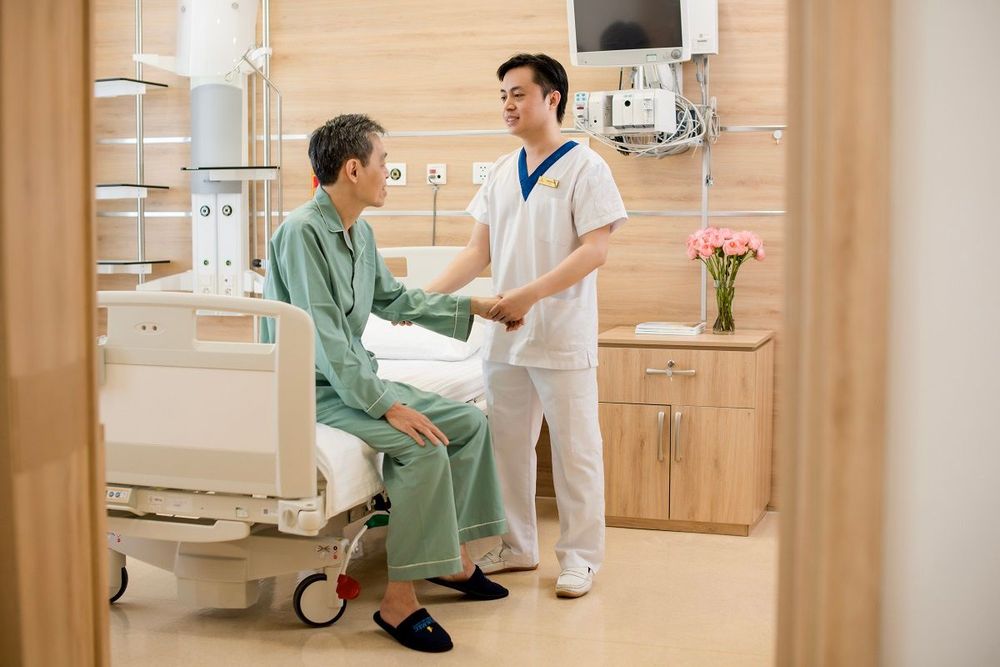 Người cao tuổi bị gãy xương cẳng tay cần nhiều thời gian để phục hồi hơn.