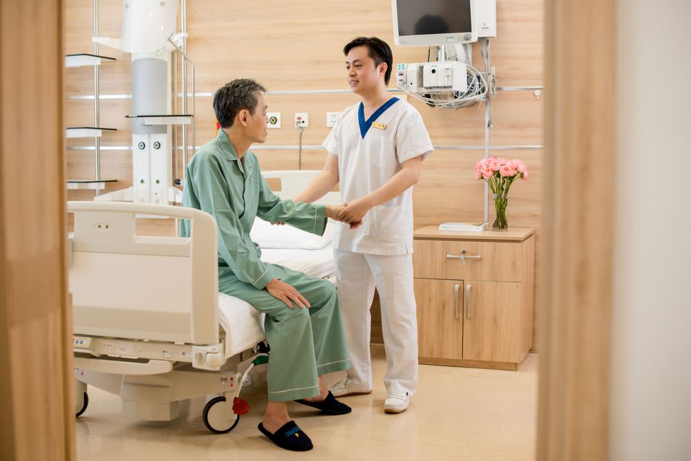 Người có kết quả xét nghiệm HBsAg miễn dịch tự động dương tính và được chẩn đoán mắc viêm gan B cần thăm khám và điều trị theo hướng dẫn của bác sĩ chuyên khoa.