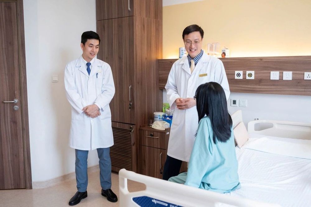 PGS.TS.BS Hoàng Gia Du và Th.S. BS Vũ Xuân Phước thăm bệnh nhân