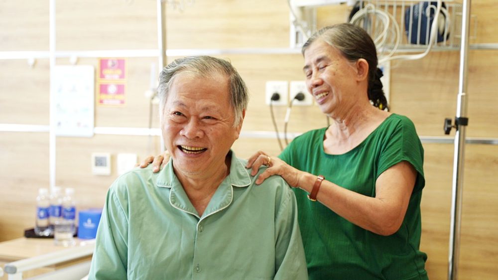 Ông Th và vợ hạnh phúc sau ca can thiệp bệnh mạch vành