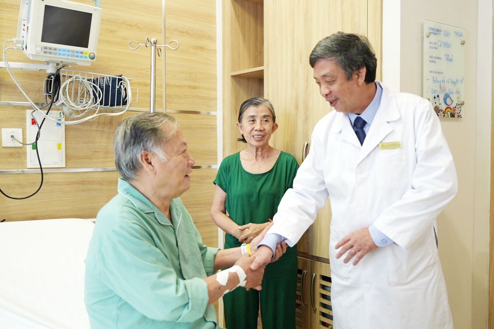 Ông Th. và gia đình cảm ơn PGS.TS.BS Hồ Thượng Dũng