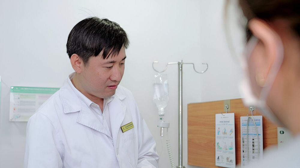 BS Nguyễn Trần Quang Sáng khám cho bé Minh trước ca mổ ung thư xương