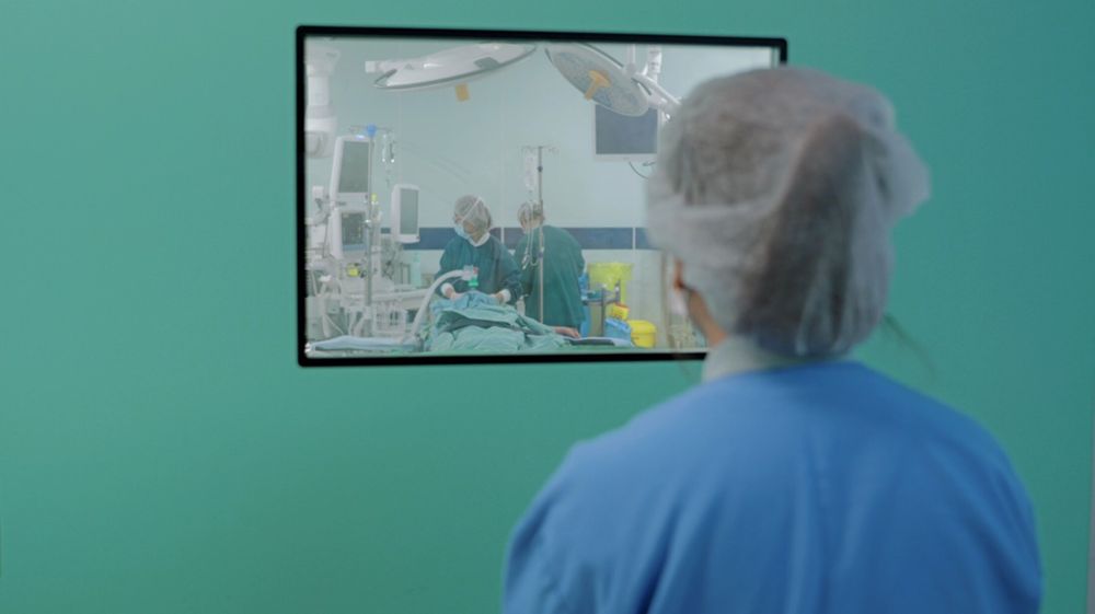 Mẹ bé Minh ngồi chờ con bên ngoài phòng mổ