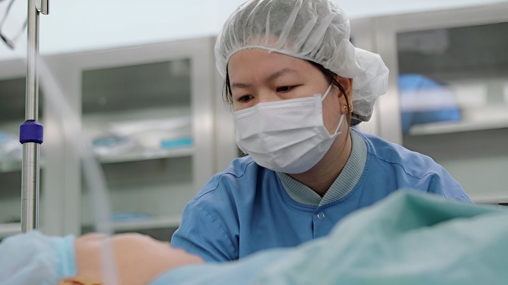 Chị Vân Anh (mẹ bé Minh) động viên con trước khi bước vào ca đại phẫu