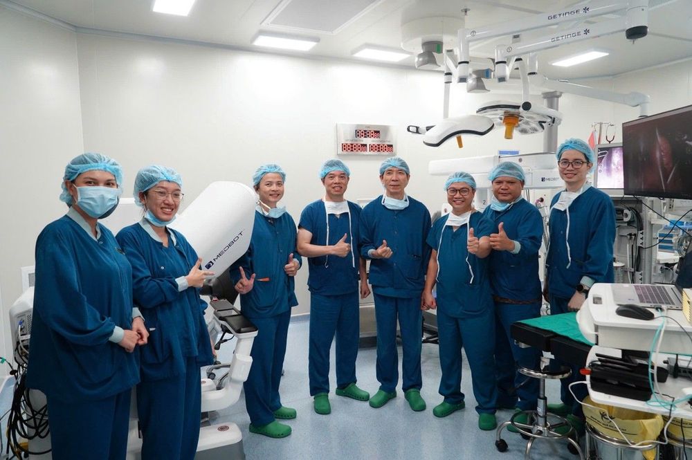 PGS.TS.BS Lê Văn Thành cùng ê-kíp y tế tại khu vực phẫu thuật robot của Vinmec Cần Thơ. Ảnh: Vinmec.