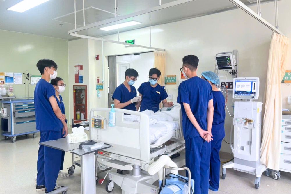 Sinh viên điều dưỡng thực hành chăm sóc bệnh nhân dưới sự giám sát chuyên môn của đội ngũ điều dưỡng giàu kinh nghiệm