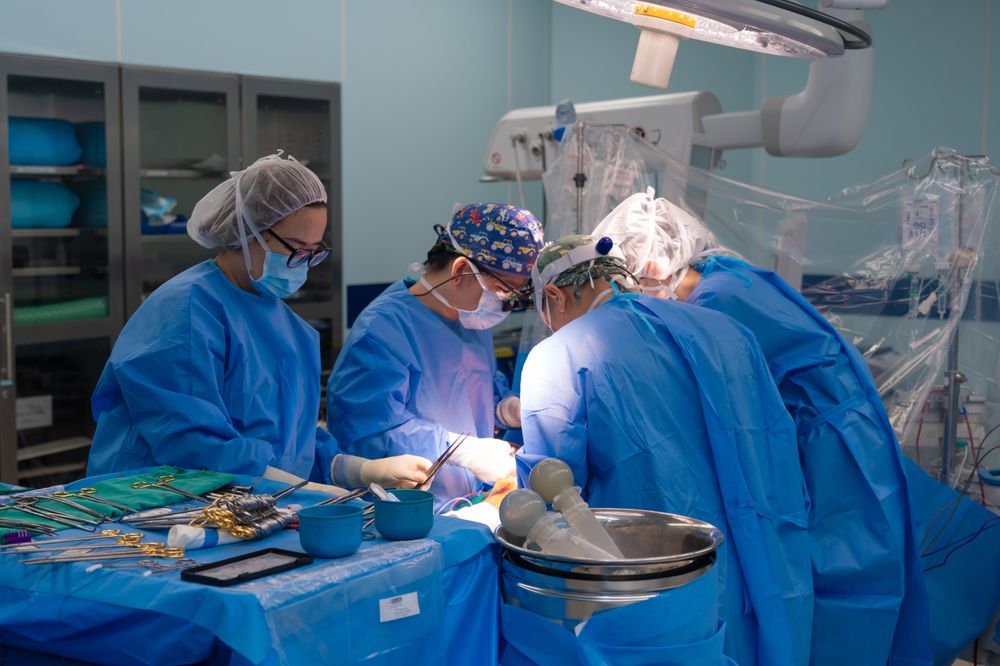 TS.BS Đào Đức Dũng cùng ekip phẫu thuật