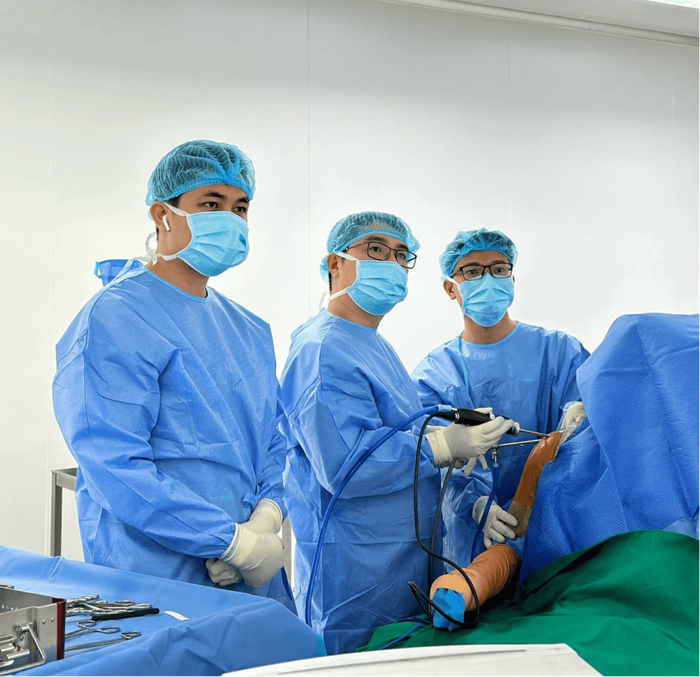 TS.BS Nguyễn Hữu Mạnh và e-kip thực hiện ca mổ cho bệnh nhân 