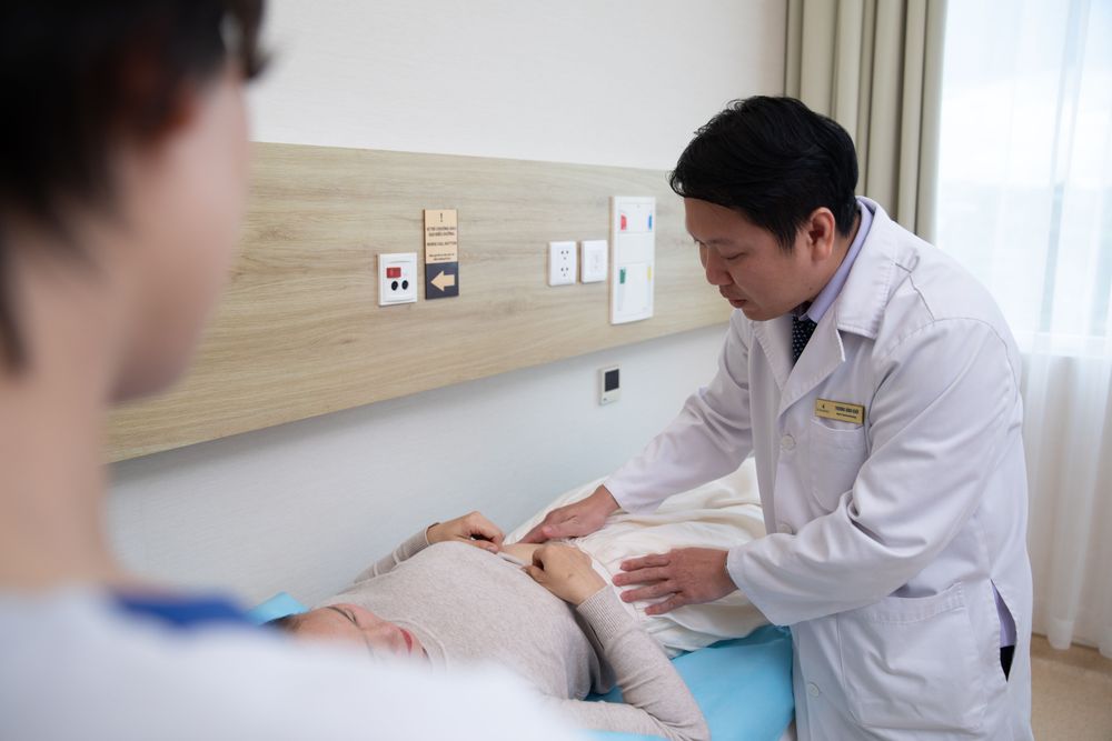 TS.BS Trương Đình Khôi đang thăm khám cho bệnh nhân