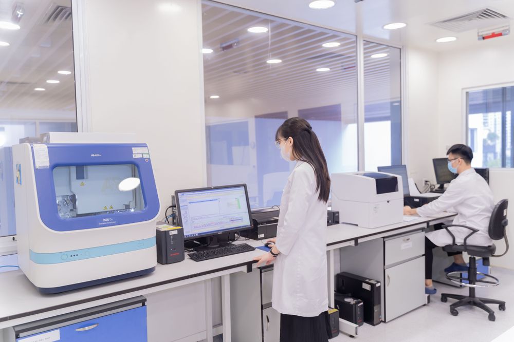 Việc thực hiện xét nghiệm tinh trùng định kỳ đóng vai trò quan trọng giúp hỗ trợ theo dõi sức khỏe sinh sản nam giới.