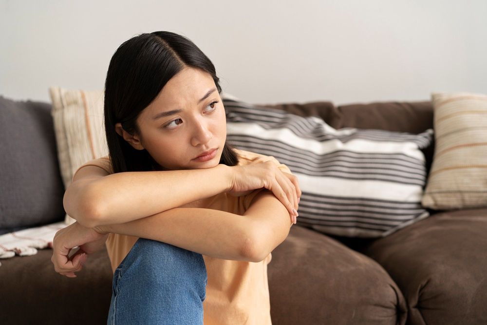 Symptoms of schizophrenia typically begin between the ages of 16 and 30 and can occur in individuals of any gender or ethnicity
