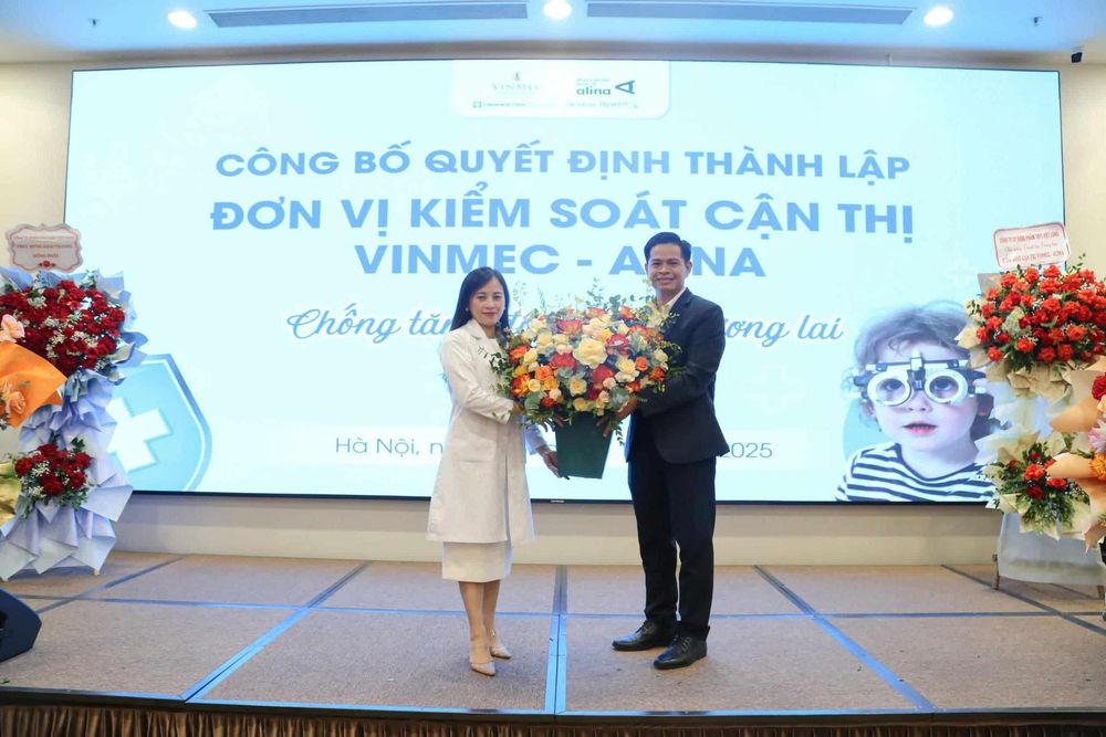 Ông Nguyễn Ngọc Quang – Phó Giám đốc Chuyên môn (đứng bên phải) đã trang trọng công bố Quyết định thành lập. Đại diện Bệnh viện Mắt Alina, bà Trần Minh Hà – Giám đốc Chuyên môn (đứng bên trái) đã vinh dự tiếp nhận Quyết định