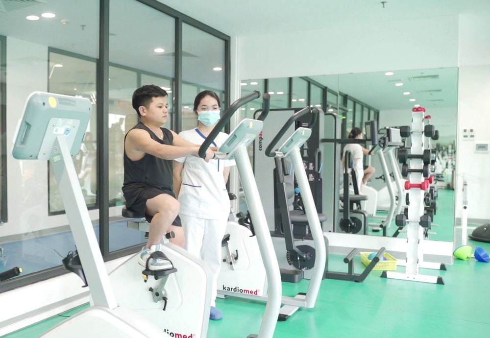 Anh Kế được hướng dẫn tập luyện tại khu Phục hồi chức năng hiện đại của Vinmec Times City