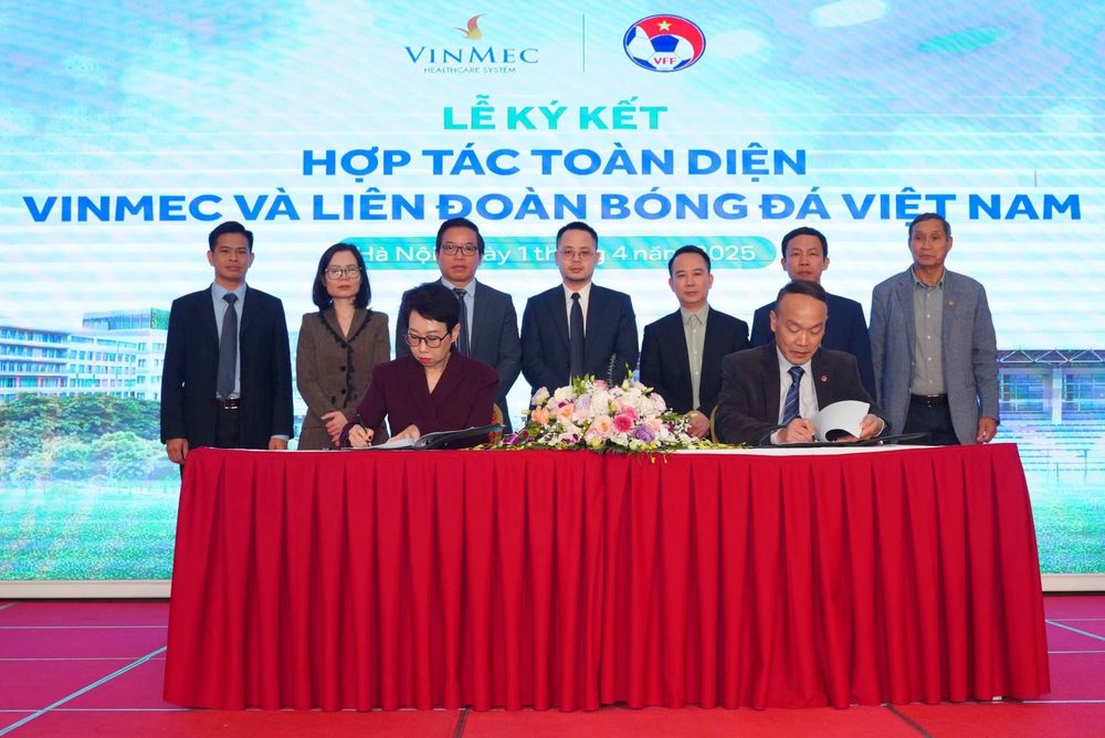 Ms. Lê Thúy Anh – CEO of the Vinmec Healthcare System – and Mr. Nguyễn Văn Phú – General Secretary of the Vietnam Football Federation – officially signed the comprehensive strategic cooperation agreement on behalf of both parties.