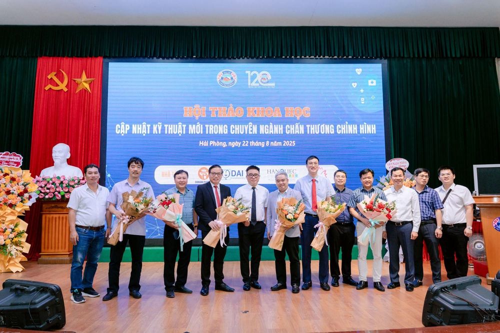Các bác sĩ tham gia báo cáo chuyên sâu trong hội nghị