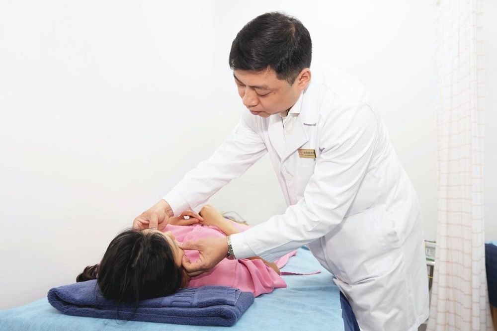 TS.BS Bùi Tiến Hưng điều trị cho bệnh nhân bằng phương pháp y học cổ truyền, kết hợp cùng y học hiện đại để gia tăng hiệu quả