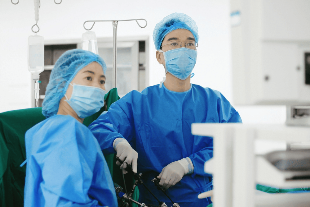 BSCKI Vương Ngọc Linh - khoa Sản phụ khoa, Bệnh viện Đa khoa Vinmec Phú Quốc - cùng ê-kíp đang tiến hành phẫu thuật nội soi cho bệnh nhân