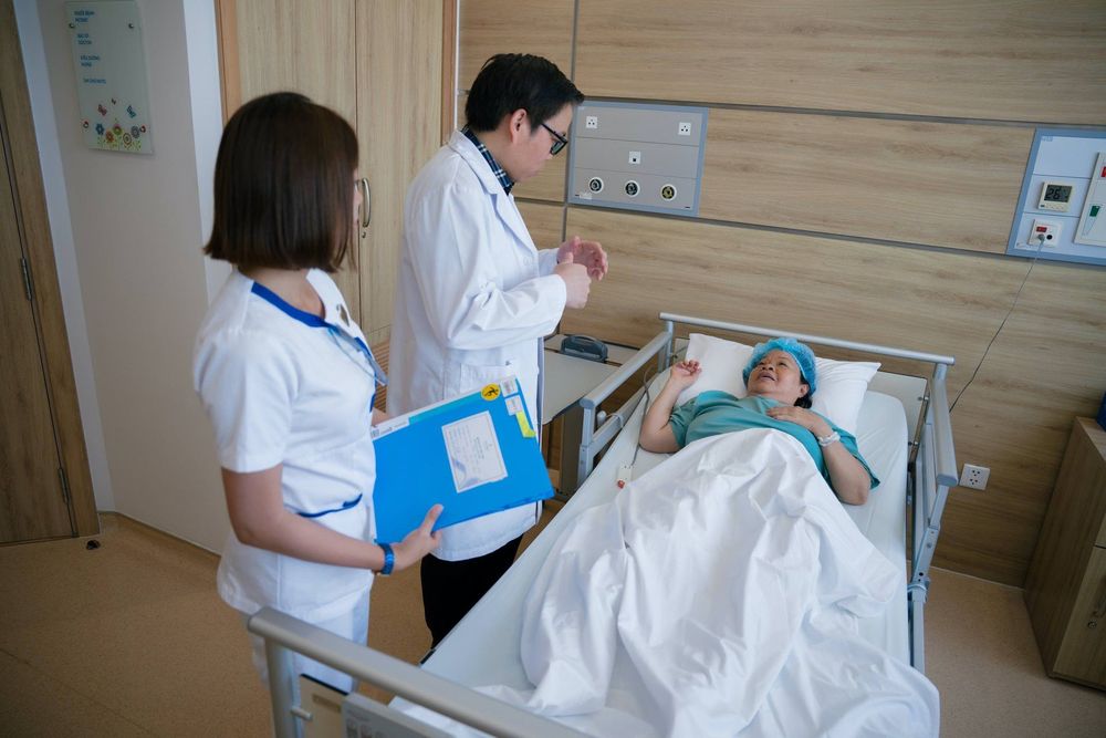 Bác sĩ đi thăm một bệnh nhân vừa trải qua ca phẫu thuật thay khớp gối có sự hỗ trợ của robot tại Vinmec Nha Trang