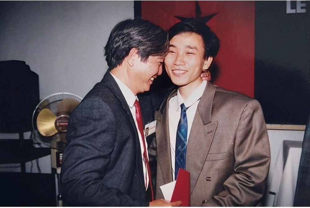 Tấm ảnh treo cao trên bức tường sau bàn làm việc của GS.TS.BS Đoàn Quốc Hưng