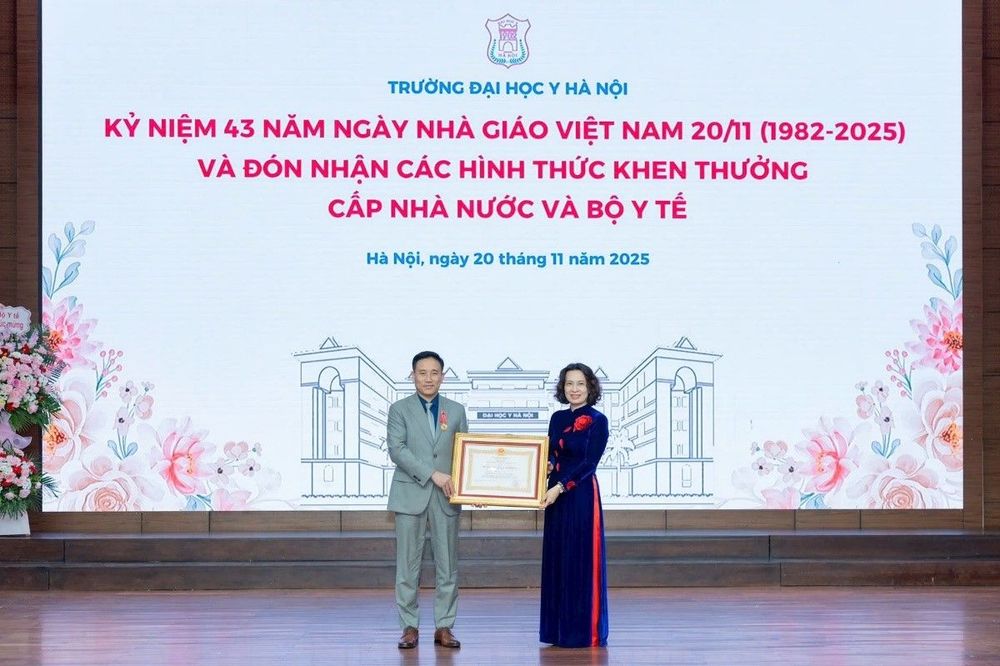 GS.TS.BS Đoàn Quốc Hưng nhận Huân chương Lao động hạng Nhì vào ngày 20/11/2025