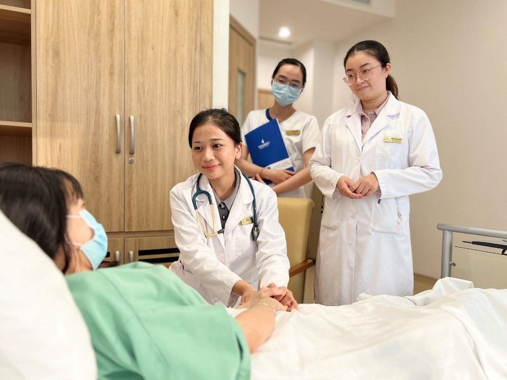 Bác sĩ Giang cùng đội ngũ chăm sóc giảm nhẹ trò chuyện, động viên người bệnh