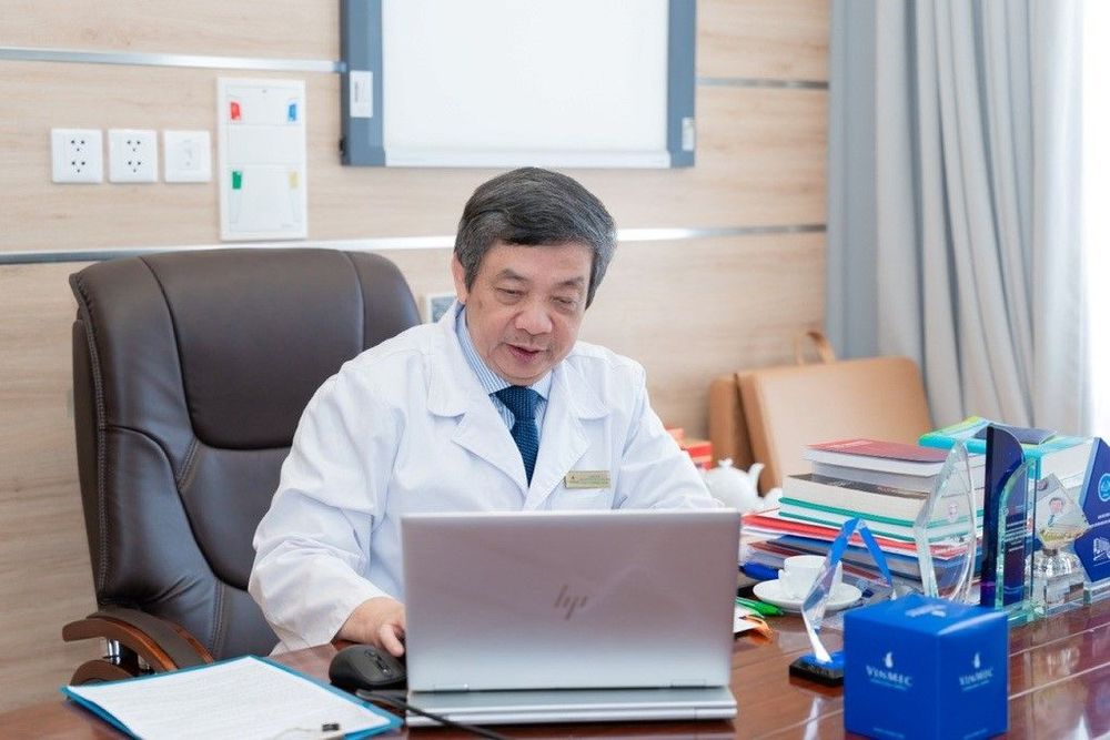 PGS.TS.BS Hồ Thượng Dũng - người trực tiếp thực hiện ca can thiệp