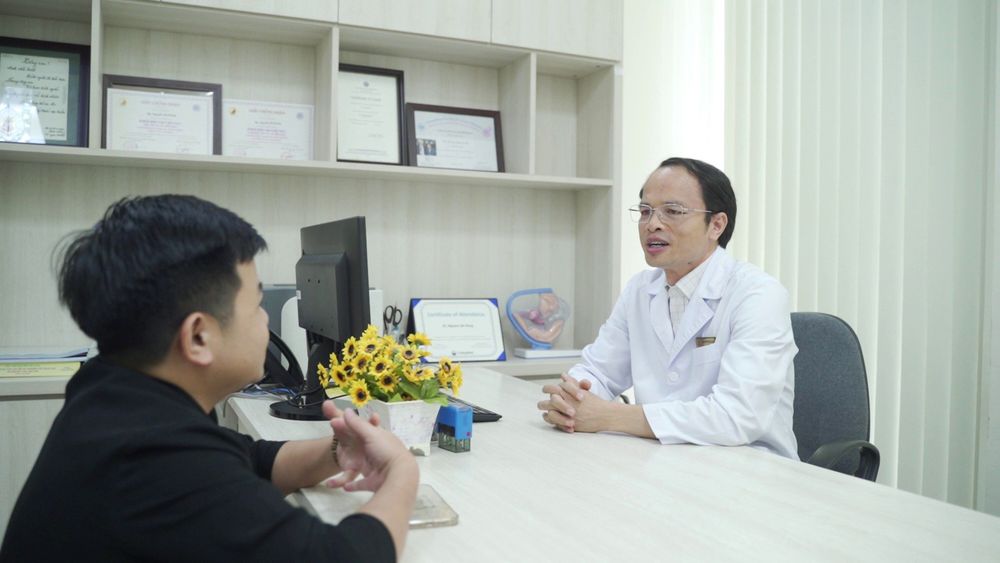 Bác sĩ Hưng khám, tư vấn cho anh Kế