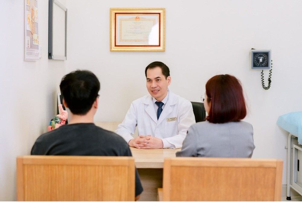 Bác sĩ Hùng tư vấn cho người bệnh tại Trung tâm Tiêu hóa Vinmec Hạ Long