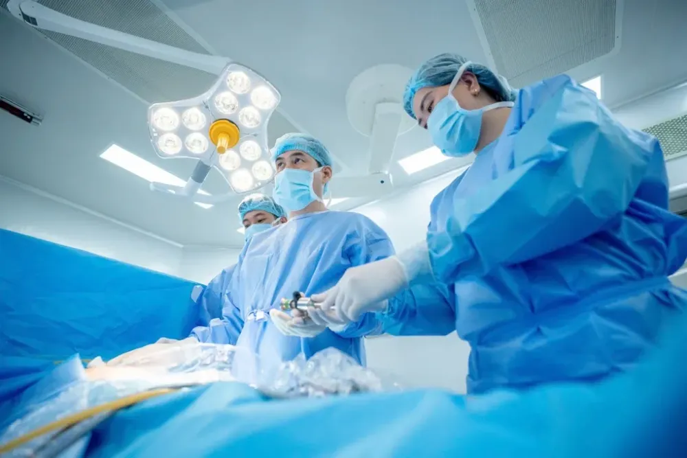 TTƯT.BSCKII Phạm Việt Hùng cùng ê-kíp trong ca phẫu thuật