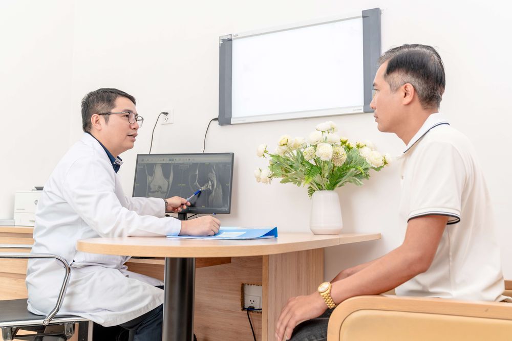 Bác sĩ khám cho người bệnh đau khớp